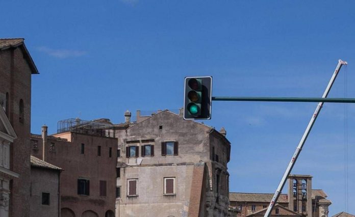 ftg_ipa73078781_semaforo_roma_ipa