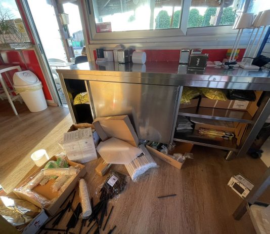 Sfondano il chiosco a Carbonara di Po: rubati alcolici e contanti