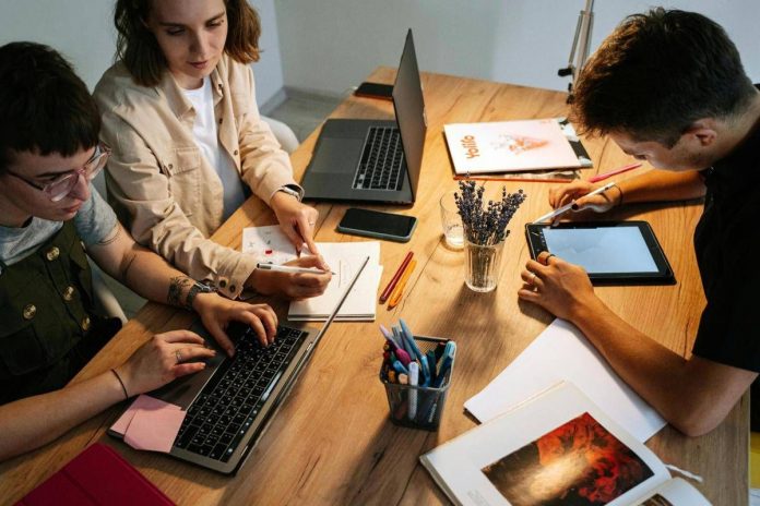 giovani_al_lavoro_computer_canva