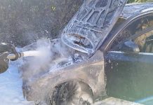 Sermide, auto prende fuoco in via Bixio: i vigili del fuoco spengono l’incendio