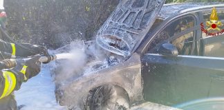 Sermide, auto prende fuoco in via Bixio: i vigili del fuoco spengono l’incendio