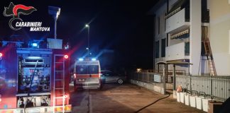 Goito, dà fuoco ai vestiti del compagno dopo la lite e provoca un’incendio