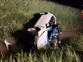 Rodigo, auto fuori strada nella notte: due feriti incastrati tra le lamiere