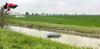 San Giovanni del Dosso, 26enne perde il controllo dell’auto e finisce in un canale