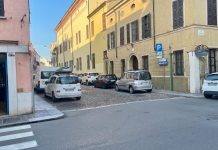 Sosta selvaggia, comandante della Polizia Locale risponde a Tonelli: “non sanzionabili, segnaletica da rifare”