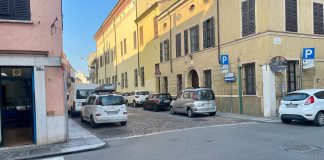 Parcheggio selvaggio su strisce pedonali e posti moto: Tonelli chiede l’intervento della Polizia Locale