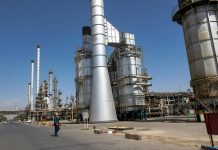 Iran ‘sommerso’ dal petrolio, Teheran sfrutta serbatoi abbandonati e container improvvisati