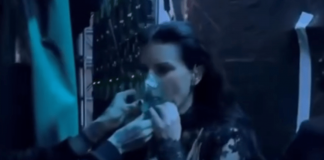 Laura Pausini si sente male, ferma il concerto e si fa portare l’ossigeno sul palco