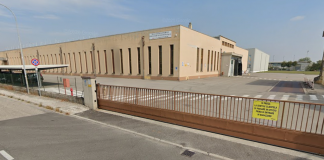 Suzzara, cade dal transpallet e batte la testa: operaio 55enne finisce all’ospedale