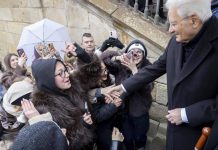 Mattarella a Praga, i ragazzi entusiasti lo salutano con l’Inno di Mameli