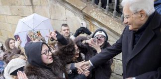 Mattarella a Praga, i ragazzi entusiasti lo salutano con l’Inno di Mameli