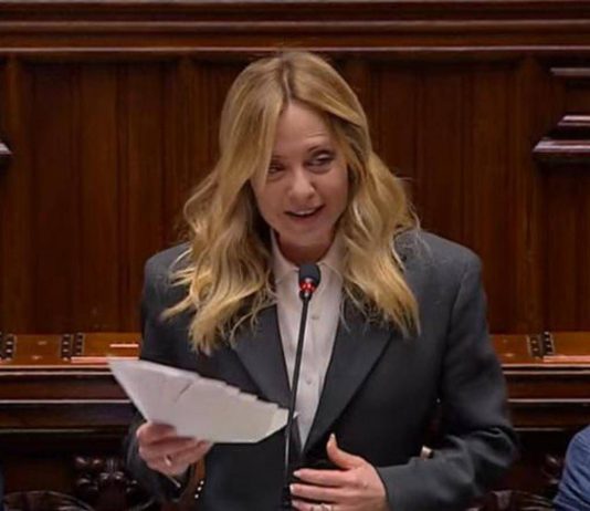 Meloni frena l’applauso in Aula durante l’iinformativa: “E’ ancora lunga, regà”. Poi punzecchia le opposizioni