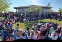 Casaloldo pianta il kaki di Nagasaki: un germoglio di pace curato dai bambini