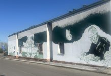 Bozzolo, i giovani ritraggono don Primo Mazzolari sulle abitazioni comunali di viale Lombardia