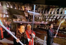 La prima Via Crucis di Papa Leone, porta la croce per tutte le 14 stazioni