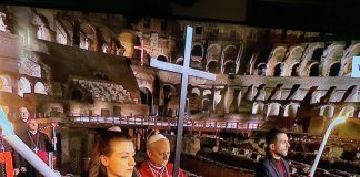La prima Via Crucis di Papa Leone, porta la croce per tutte le 14 stazioni