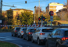 Passaggio a livello bloccato per oltre 20 minuti: caos in viale Oslavia