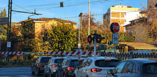 Passaggio a livello bloccato per oltre 20 minuti: caos in viale Oslavia