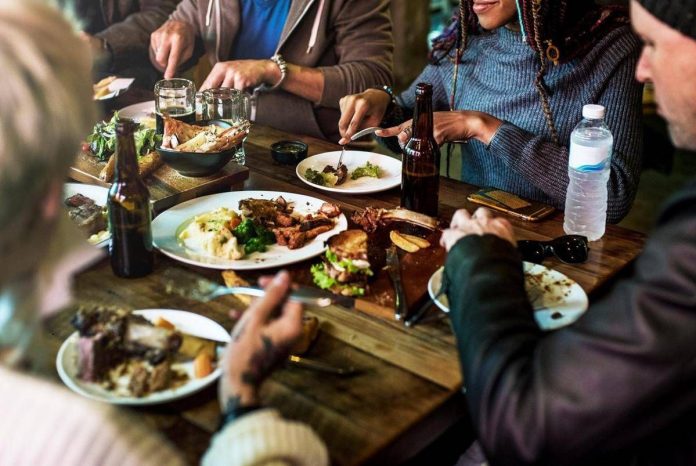 pranzo_amici_123rf