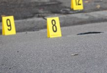 Spara tre volte contro la palazzina di fronte, poi si toglie la vita