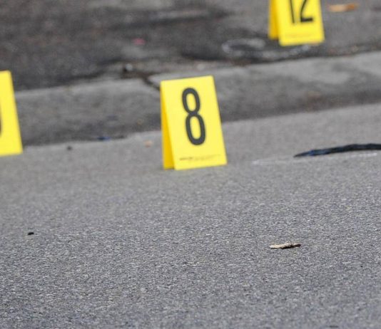 Spara tre volte contro la palazzina di fronte, poi si toglie la vita