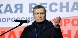 “Meloni vergogna della razza umana”: l’attacco della tv russa in italiano. Farnesina convoca l’ambasciatore