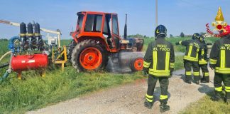 Rogo in un campo ad Asola: trattore distrutto