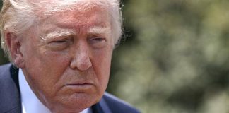 Trump: “Iran al collasso finanziario, vuole Hormuz aperto ma così accordo impossibile”