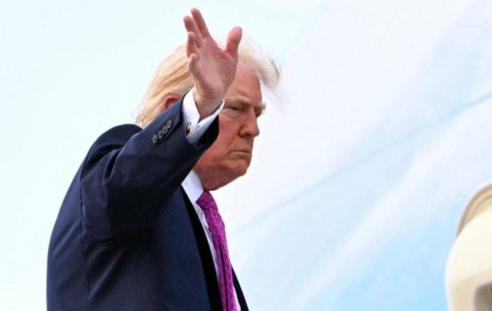 trump_mano_saluta_afp