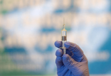 Vaccino combinato Covid e influenza, il via libera in Ue: chi potrà farlo