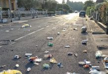 Marmirolo, vandali prendono a calci i rifiuti in via Falzoni. Polizia Locale all’opera