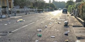 Marmirolo, vandali prendono a calci i rifiuti in via Falzoni. Polizia Locale all’opera