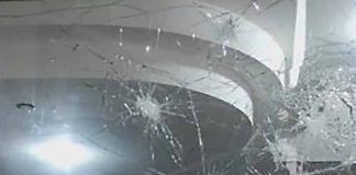 Viadana, raid vandalico nella notte in via Garibaldi: distrutte le vetrate di due bar