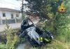 Auto esce di strada e prende fuoco: feriti mamma e bimbo di 2 anni
