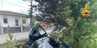 Auto esce di strada e prende fuoco: feriti mamma e bimbo di 2 anni