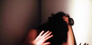 Fa violentare la madre disabile, arrestati figlia e compagno: filmati choc incastrano i responsabili