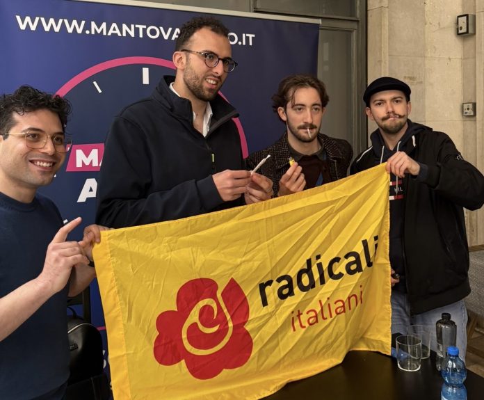 Radicali fumano cannabis Mantova