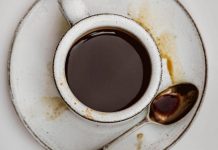 La avvelena con la candeggina nel caffè, la moglie lo smaschera con una telecamera