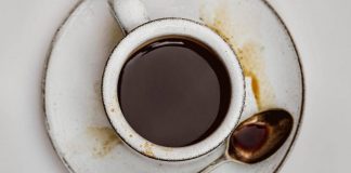 La avvelena con la candeggina nel caffè, la moglie lo smaschera con una telecamera
