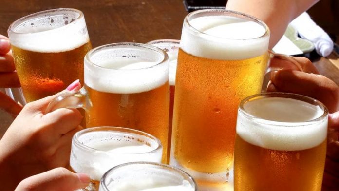 Festa-con-boccali-di-birra-2