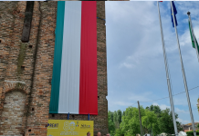 Villimpenta inaugura il grande tricolore sulla torre del castello