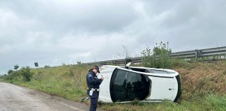 Mantova, sbanda nella corsia di immissione della Tangenziale Nord e si ribalta sul fianco