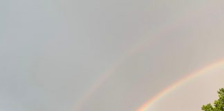 Mantova, dopo il nubifragio in cielo spunta un arcobaleno… doppio