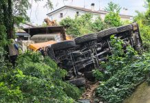 Autogrù sfonda il guardrail del cavalcavia della Tangenziale Nord e vola nel giardino di un’abitazione