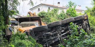 Autogrù sfonda il guardrail del cavalcavia della Tangenziale Nord e vola nel giardino di un’abitazione