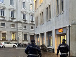 Mantova, furto alla Coop: 33enne fermato dopo colluttazione in piazza Martiri