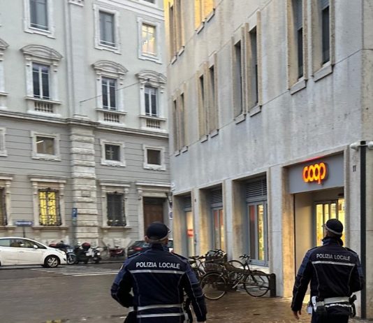 Mantova, furto alla Coop: 33enne fermato dopo colluttazione in piazza Martiri