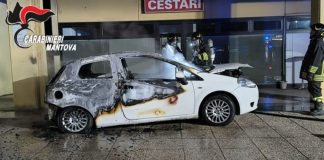 Auto in fiamme nella notte a Castel d’Ario: paura in via Lavagnini
