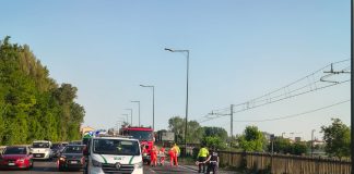 Scontro auto‑moto in via dei Mulini: motociclista 32enne ferito. Traffico in tilt