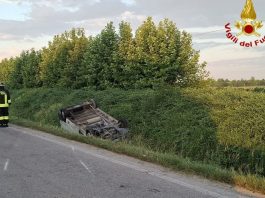 Travolti da un furgone all’alba a Villa Garibaldi: morti due 25enni. Ferito un 68enne